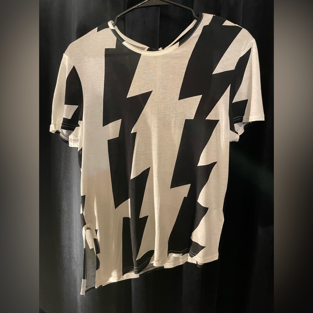 Black and white lightning bolt stripe t shirt